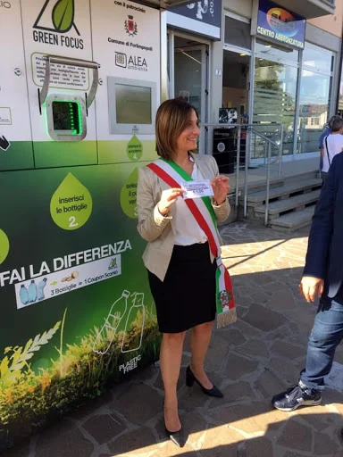 Ecocompattatore Mangiaplastica Eurven installato presso un Comune