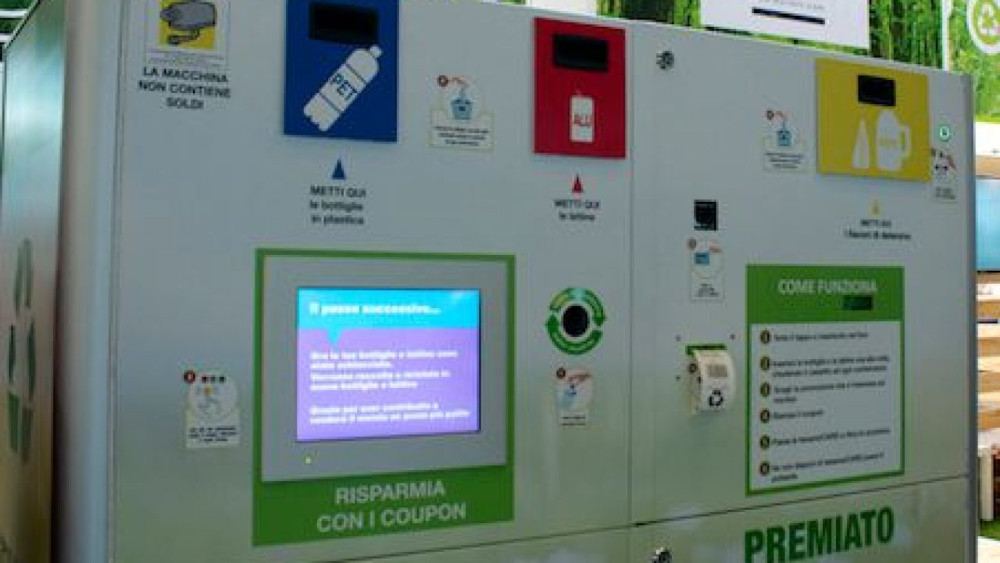 Roccella Jonica promuove il riciclo incentivante grazie all’installazione di un nuovo eco compattatore